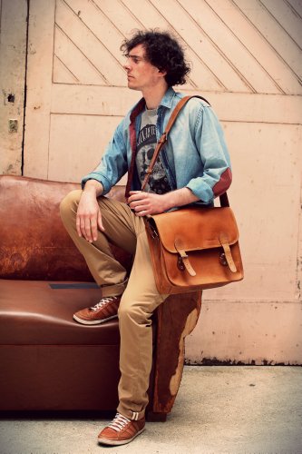 Shoulder bag M, the right size a leather messenger bag with the perfect vintage design